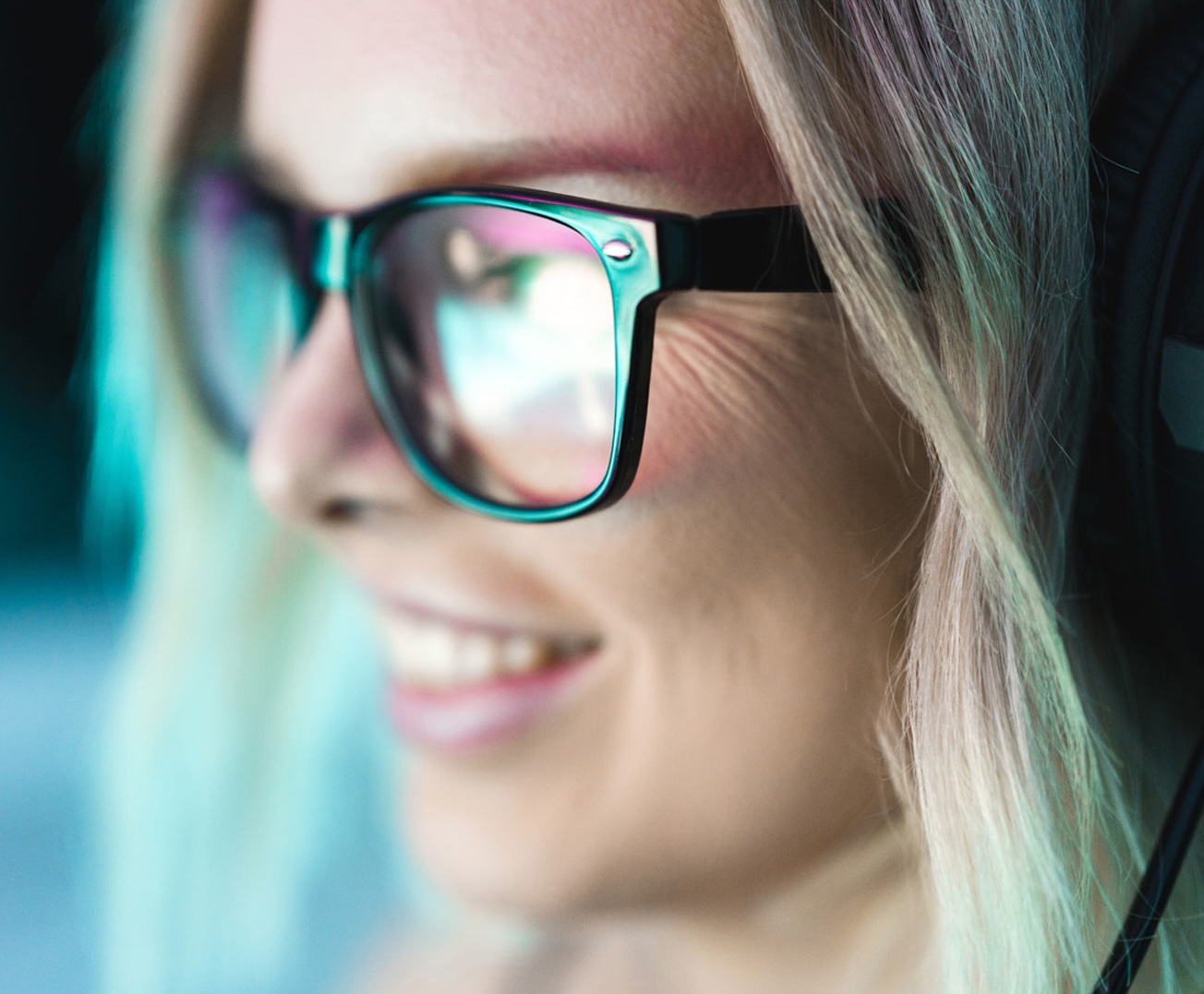 Blond med glasögon stand